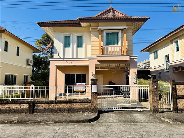 หน้าบ้านเดี่ยว 2 ชั้นในหมู่บ้าน