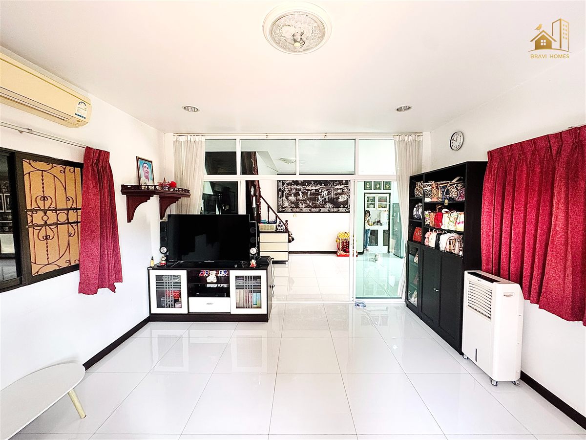 ห้องนั่งเล่นชั้นล่าง พื้นกระเบื้องขาวเงา