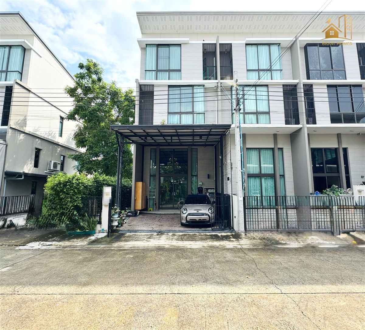 หน้าบ้านทาวน์เฮ้าส์ 3 ชั้น พร้อมที่จอดรถในบ้าน