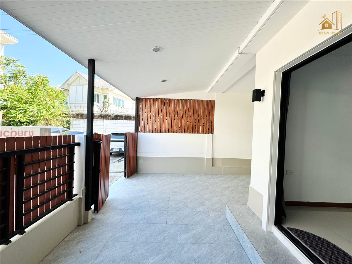ที่จอดรถในบ้านและพื้นที่หน้าบ้านมีหลังคา