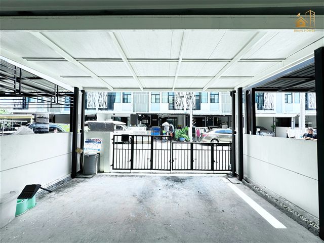 ที่จอดรถหน้าบ้านทาวน์เฮ้าส์ 2 ชั้น