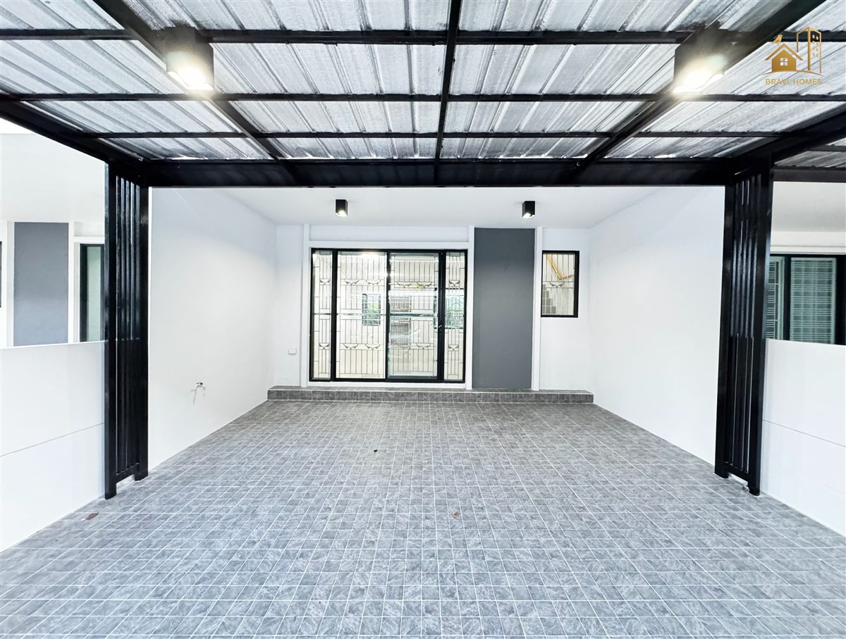 ที่จอดรถหน้าบ้านที่รีโนเวทใหม่
