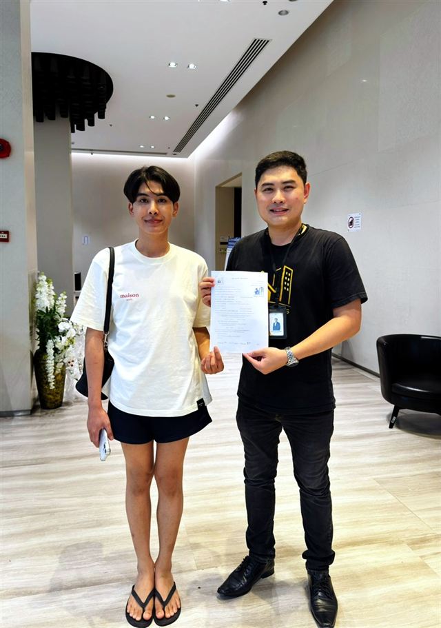 ปิดสัญญาเช่า ภาพที่ 1: ผู้ก่อตั้ง Bravi Homes กับลูกค้าถือสัญญาเช่าที่ลงนามแล้ว
