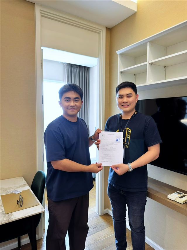 ปิดสัญญาเช่า ภาพที่ 2: ผู้ก่อตั้ง Bravi Homes กับลูกค้าถือสัญญาเช่าที่ลงนามแล้ว