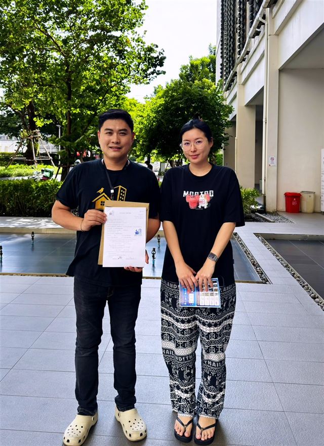 ปิดสัญญาเช่า ภาพที่ 4: ผู้ก่อตั้ง Bravi Homes กับลูกค้าถือสัญญาเช่าที่ลงนามแล้ว