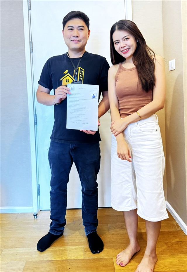 ปิดสัญญาเช่า ภาพที่ 5: ผู้ก่อตั้ง Bravi Homes กับลูกค้าถือสัญญาเช่าที่ลงนามแล้ว