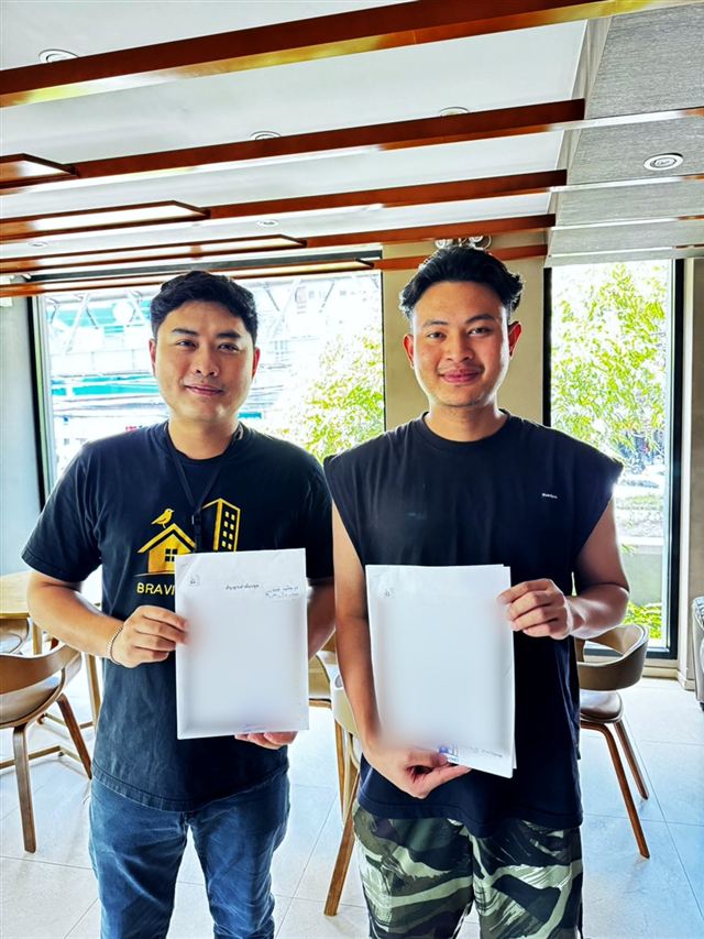 ปิดสัญญาเช่า ภาพที่ 6: ผู้ก่อตั้ง Bravi Homes กับลูกค้าถือสัญญาเช่าที่ลงนามแล้ว