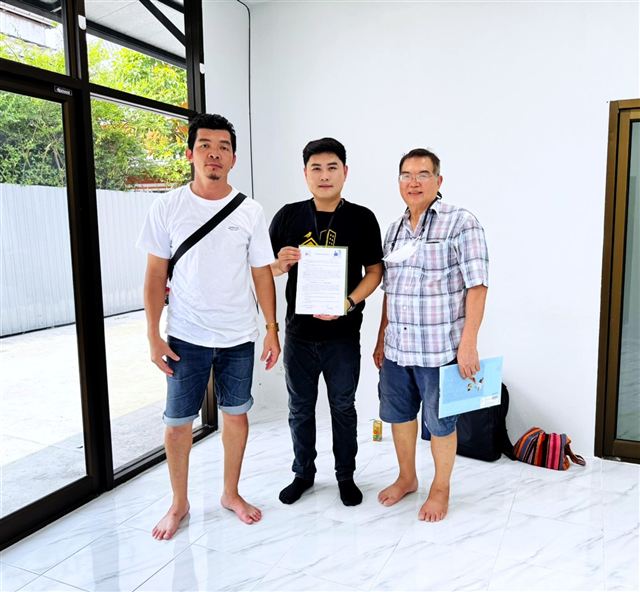 ปิดสัญญาเช่า ภาพที่ 7: ผู้ก่อตั้ง Bravi Homes กับลูกค้าถือสัญญาเช่าที่ลงนามแล้ว
